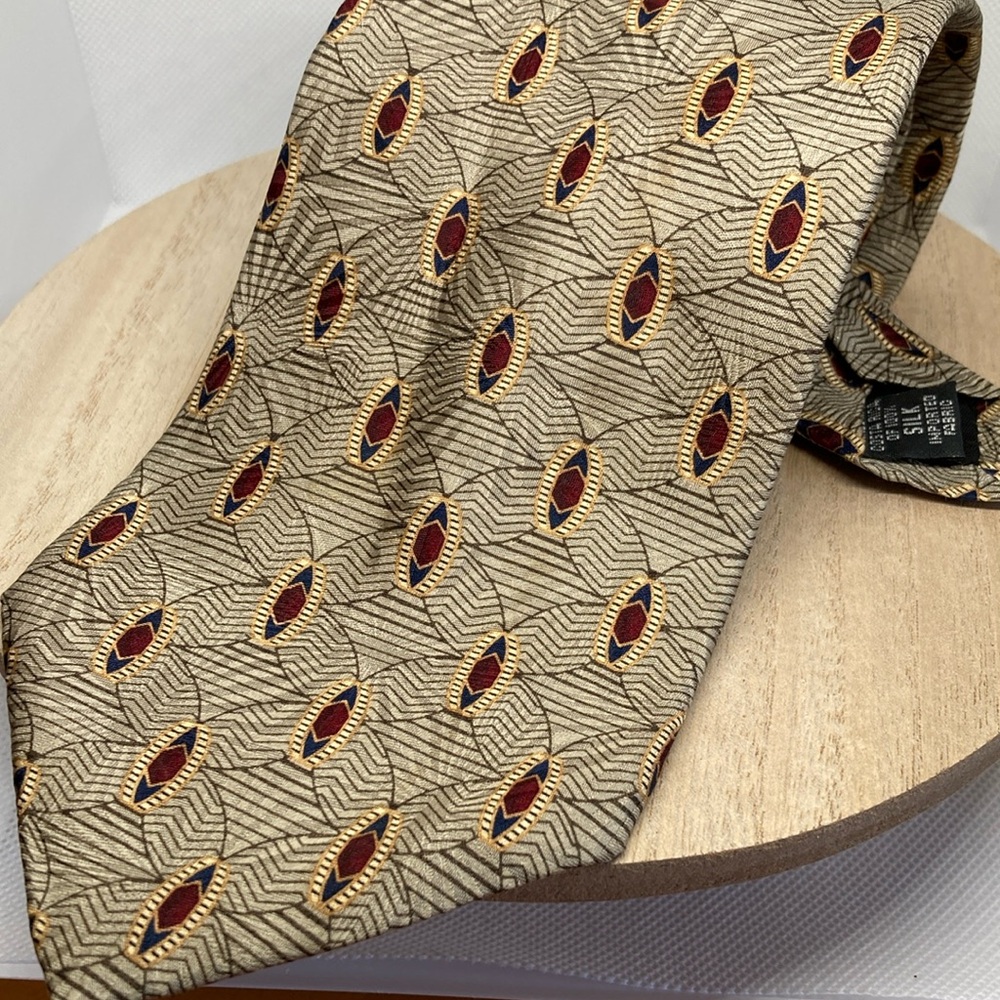 Gant Gold and Red Tie with Sophisticated Design